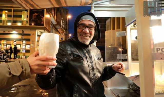 La storia di Nicola: con il suo treruote da trentanni vende per Bari gelati e popcorn